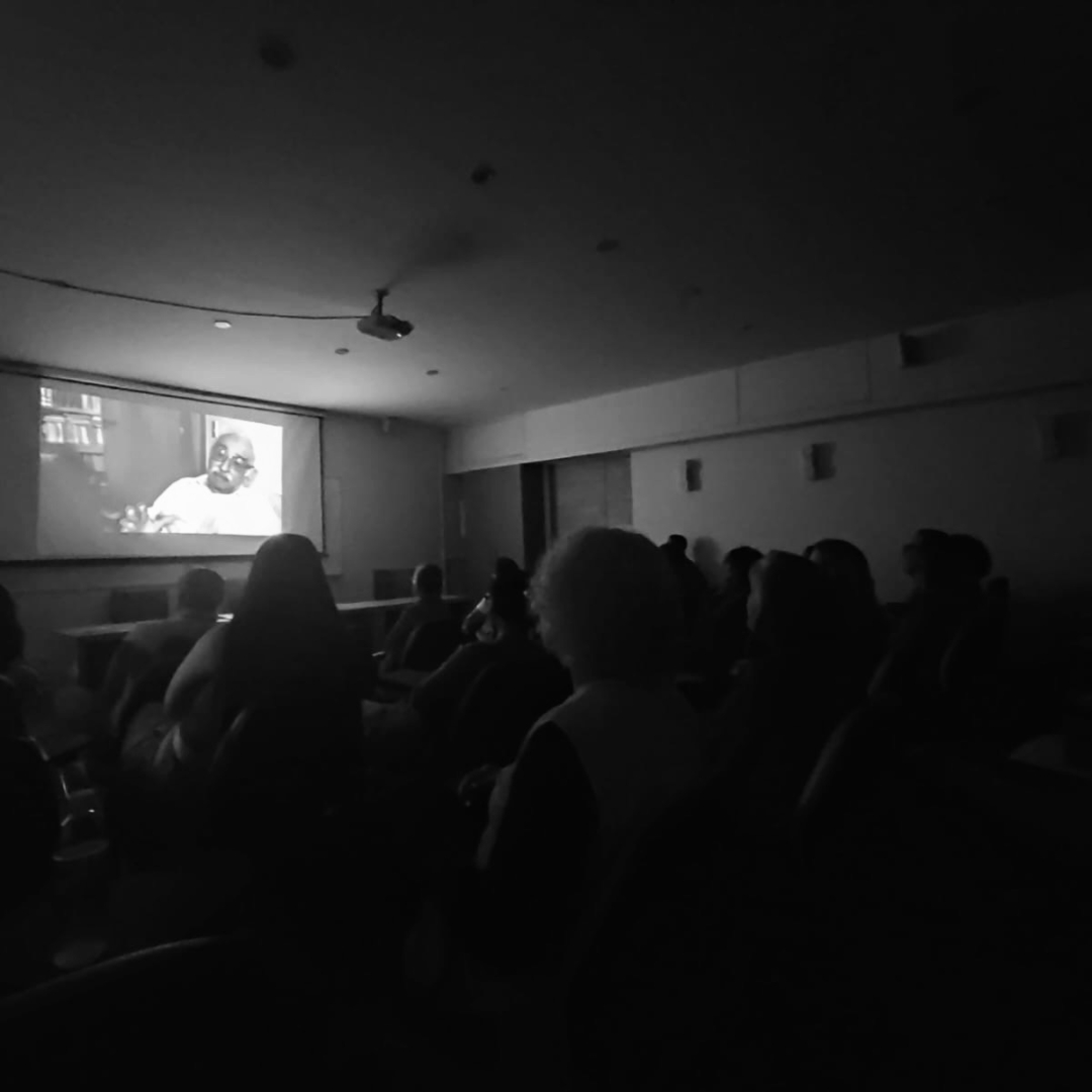 Grupo de estudantes assistindo ao filme "Só dez por cento é mentira", sobre a vida do poeta Manoel de Barros.