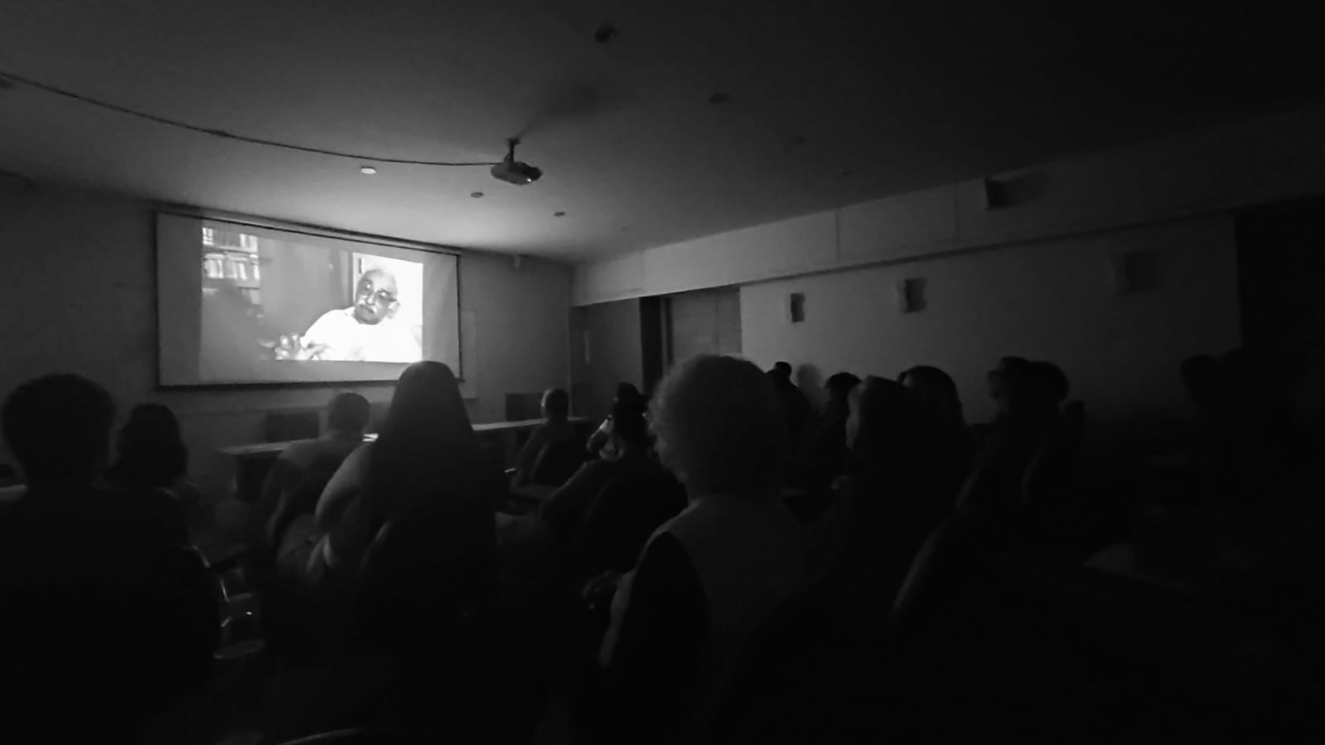 Grupo de estudantes assistindo ao filme "Só dez por cento é mentira", sobre a vida do poeta Manoel de Barros.